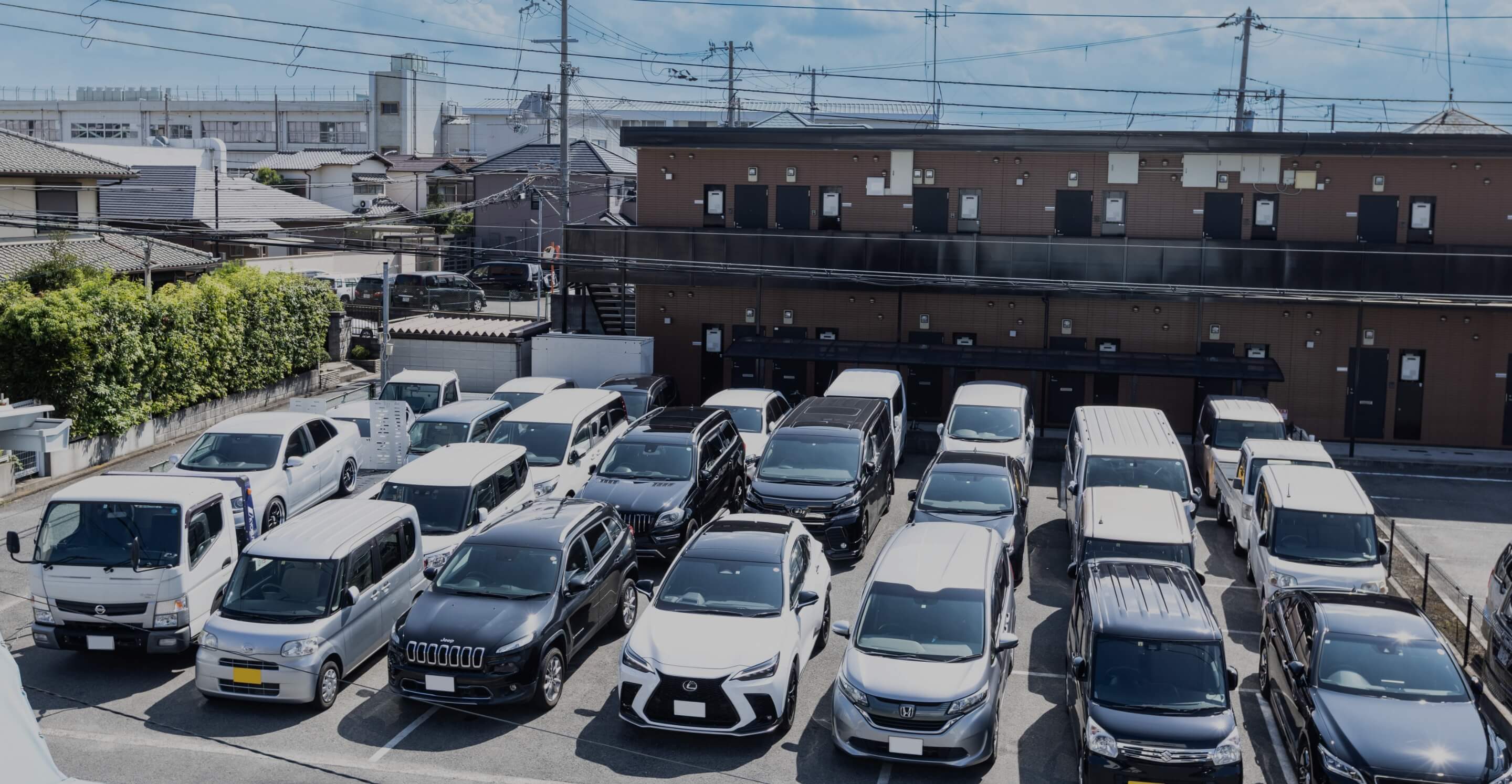 高いところから複数台の車を見下ろす写真