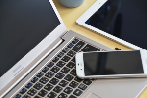 パソコンと携帯とiPad