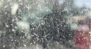 水拭きでは落ちない、車の窓ガラス汚れのイメージ画像